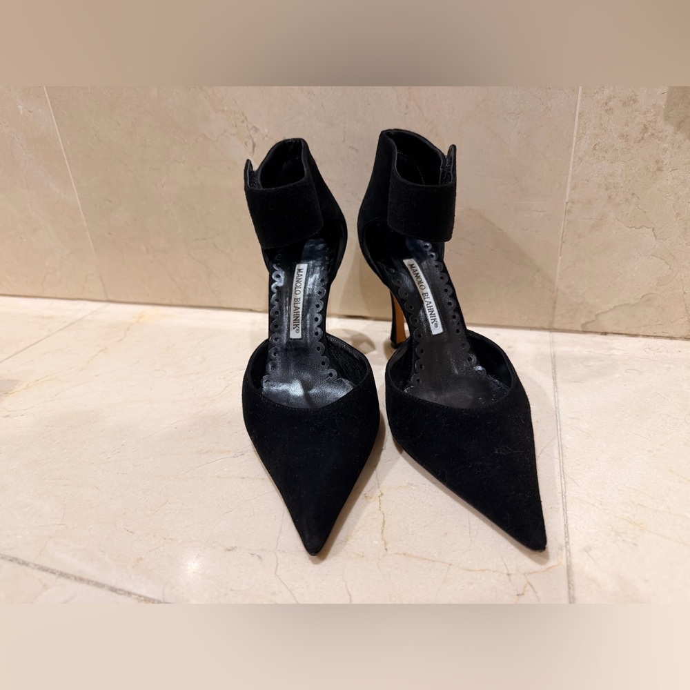 Manolo Blahnik Black Suede Pointed Toe Heels